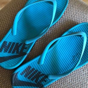 Blue nike flip flops